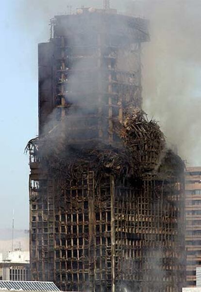 El edificio Windsor, un día después de incendiarse.
