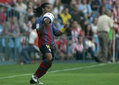 Ronaldinho controla el balón con el pecho.