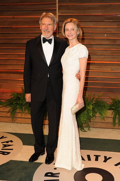 La pareja formada por Harrison Ford y Calista Flockhart. Ella lució un vestido blanco de Andrew Gn Resort 2014 con joyas de Jacob & Co.