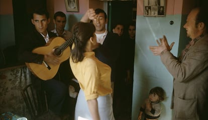 'Ana, Pedro, Jaime', fotografía del neoyorquino Joel Meyerowitz tomada en Málaga en 1966. Sus imágenes podrán verse en Casa América, del 6 de junio al 28 de julio.