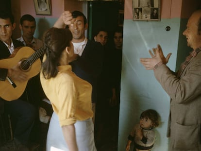 'Ana, Pedro, Jaime', fotografía del neoyorquino Joel Meyerowitz tomada en Málaga en 1966. Sus imágenes podrán verse en Casa América, del 6 de junio al 28 de julio.