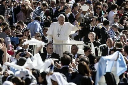 El papa Francisco, en la plaza de San Pedro.