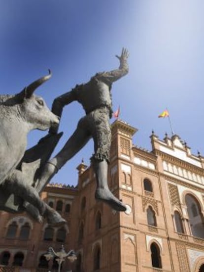 Homenaje al ‘Yiyo’ del escultor Luis Sanguino en la Plaza de las Ventas de Madrid.