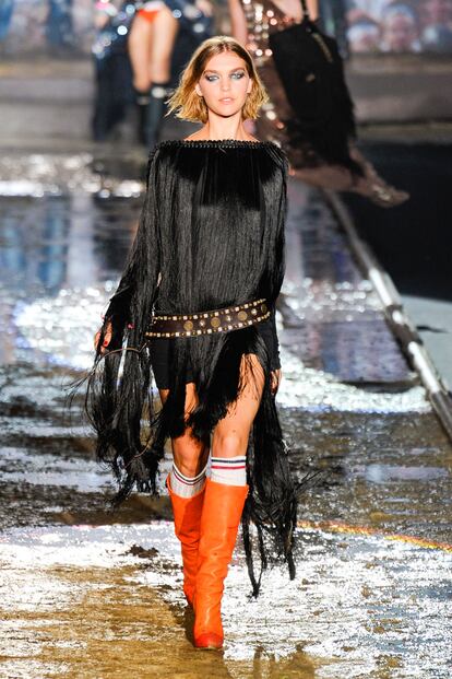 Los DsQuared2 ajustan sus vestido de flecos con cinturones de cuero.