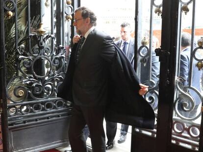 Rajoy, en arribar a un fòrum econòmic celebrat a Madrid.