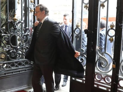 Rajoy, en arribar a un fòrum econòmic celebrat a Madrid.