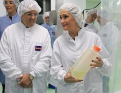 Rogelio Ambrosi, director general de Merck, junto a Cristina Cifuentes, presidenta de la Comunidad de Madrid, este lunes, en la inaunguración de la ampliación de la planta biotecnológica del laboratorio alemán.