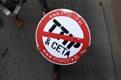 Pancarta de protesta contra el TTIP y el CETA.