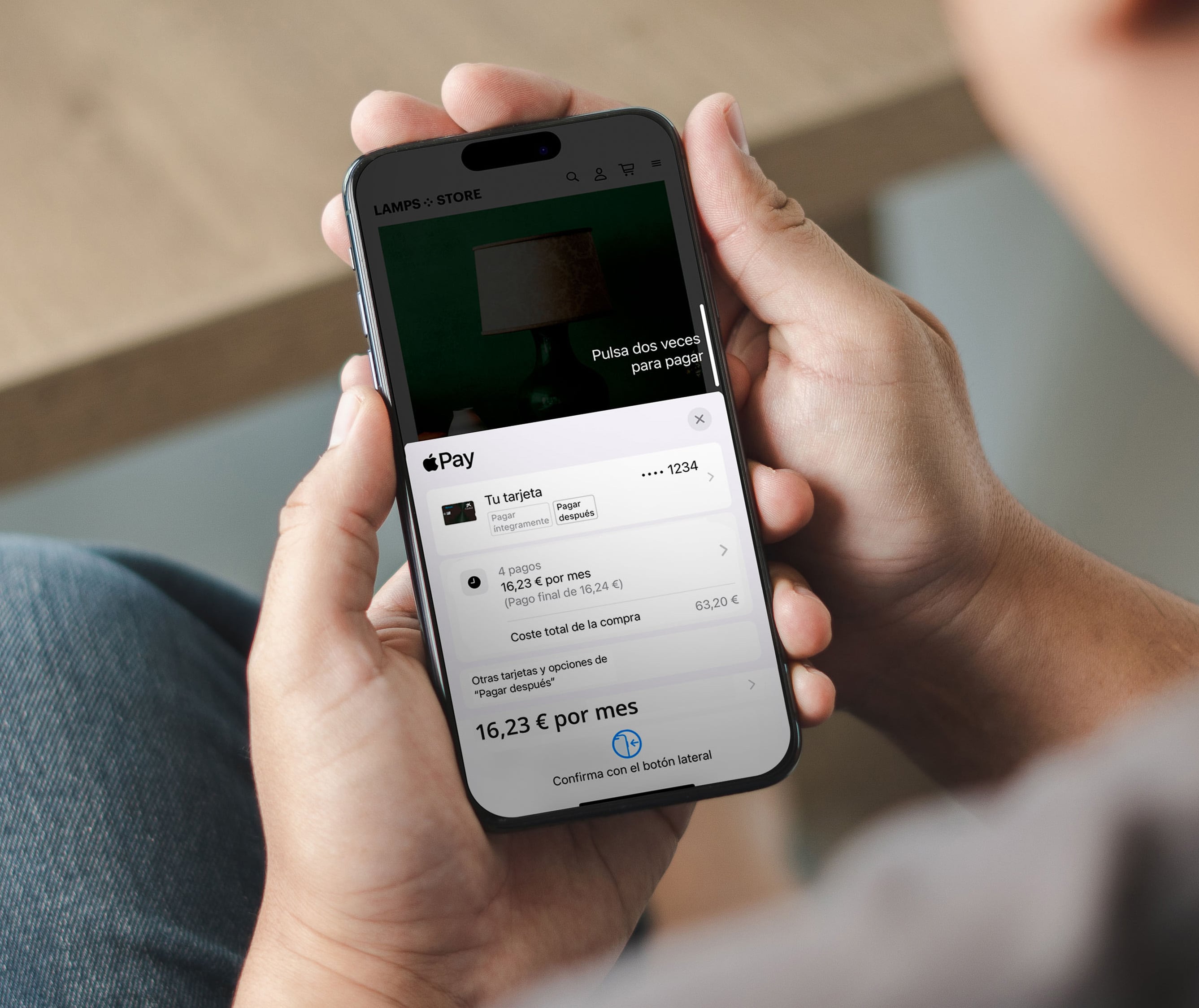 Un hombre realiza un pago con su móvil a través de la aplicación Apple Pay, en una imagen cedida por la compañía.