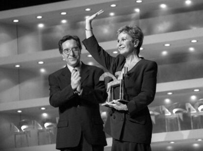 12 de novembre del 1998. Lina Morgan, després de rebre el premi Ondas especial del jurat 1998 de mans del periodista Iñaki Gabilondo.
