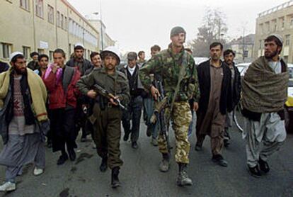 Un soldado británico patrulla las calles de Kabul junto a un policía afgano y una docena de vecinos.
