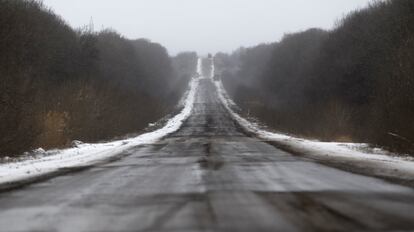 View of the deserted road stretching away from the town of Artemivsk, Ukraine, looking south towards Debaltseve, which is about 25 km away, Monday, Feb. 16, 2015. The Ukrainian government and Russia-backed rebels accused each other Monday of violating a cease-fire in eastern Ukraine, a day before the parties are due to start withdrawing heavy weaponry under a recently brokered deal. The cease-fire, which went into effect on Sunday, had raised cautious hopes for an end to the 10-month-old conflict, which has already claimed more than 5,300 lives. (AP Photo/Petr David Josek)