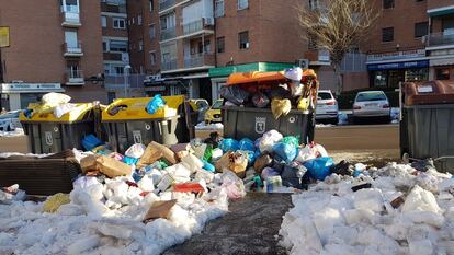 Basura acumulada dentro y fuera de los contenedores, la semana pasada en Madrid.