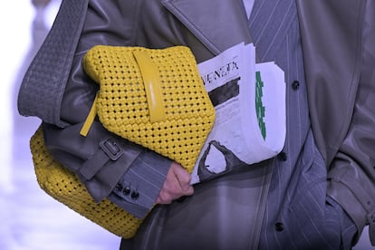 Detalles de ‘intrecciato’ en cazadora y bolso en Bottega Veneta.