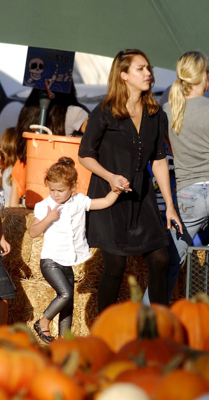 Jessica Alba y su hija Honor han salido a buscar calabazas en Los Ángeles para preparar su fiesta de Halloween. Esta será la primera vez que la hija pequeña de la actriz, Haven, nacida a mediados de agosto, asistirá a esta tradicional fiesta estadounidense.