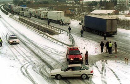 El temporal causó retenciones en la Autopista A-7 a la altura de Cambrils (Tarragona).