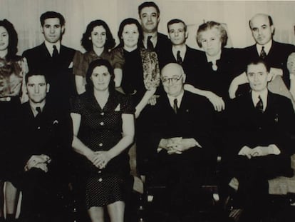 Miaja, defensor republicano de Madrid, exiliado en México, en Brooklyn (1940) con los abuelos de James, que lo flanquean.