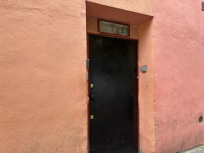 Acceso desde la calle Carvajales al hotel cápsula ilegal, localizado en la planta baja del edificio en la calle Arquitectura, 18 (Madrid)