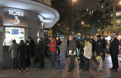 Un grupo de personas hacen cola frente al cine Proyecciones en Madrid.
