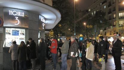 Un grupo de personas hacen cola frente al cine Proyecciones en Madrid.