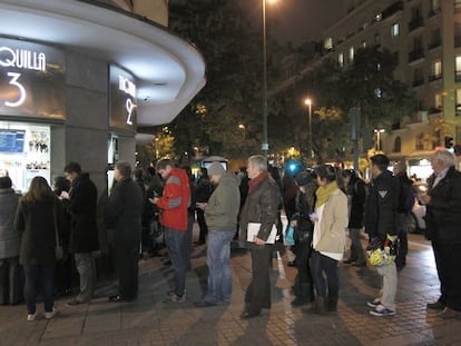 Un grupo de personas hacen cola frente al cine Proyecciones en Madrid.