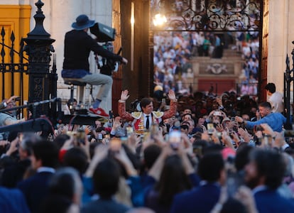 El Juli, a hombros por la Puerta del Príncipe, el 4 de mayo de 2022.