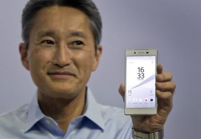 Kazuo Hirai, consejero delegado de Sony, con el Xperia Z5.