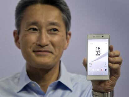 Kazuo Hirai, diretor executivo da Sony, com o Xperia Z5.