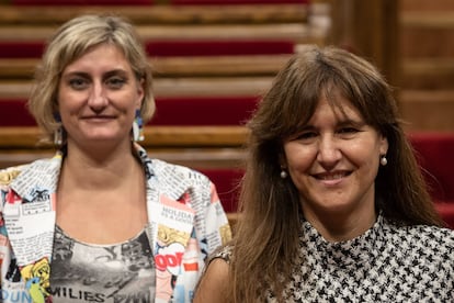 La republicana Alba Vergés (a la izquierda), junto a Laura Borràs, presidenta del Parlament.