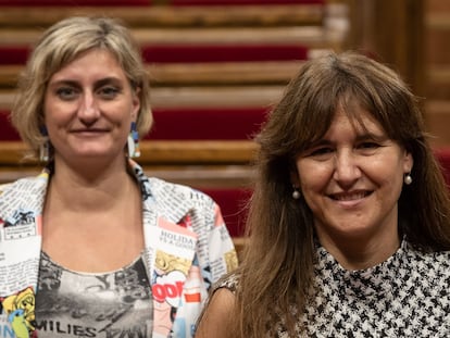 La republicana Alba Vergés (a la izquierda), junto a Laura Borràs, presidenta del Parlament.