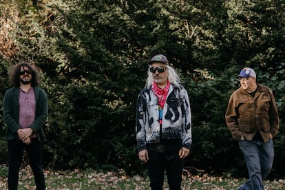 Desde la izquierda, Lou Barlow (bajista), J Mascis (voz y guitarra) y Murph (batería), en una imagen de 2025.