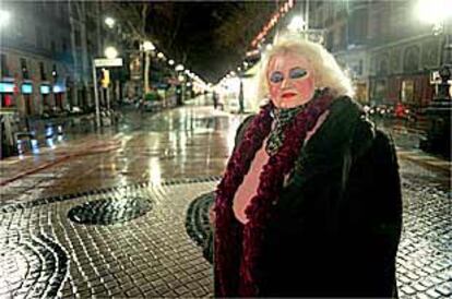 Se llama Mónica, pero la conocen como la <i>reina de La Rambla.</i>