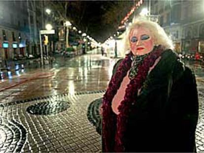 Se llama Mónica, pero la conocen como la <i>reina de La Rambla.</i>