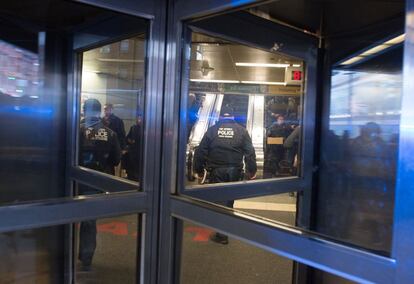 La policía evacúa la Terminal de Autobuses de la Autoridad Portuaria en Nueva York.