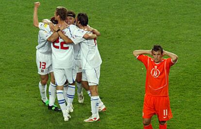 Los jugadores checos celebran su victoria sobre Holanda junto a un desolado Van der Vaart.