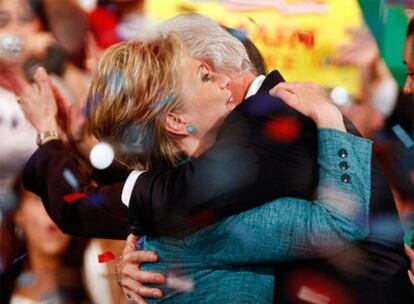 La senadora Hillary Clinton abraza a su marido, el ex presidente Bill Clinton, tras su victoria, en Filadelfia.