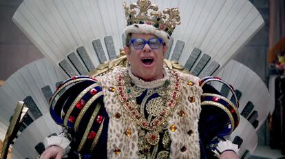 Un tirano rey de la música es el nuevo personaje de Elton John. El cantante británico se transforma para un anuncio de Pepsi, que lo ha traído de vuelta al mundo de la publicidad.