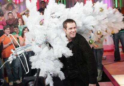 El actor Jim Carrey, con un árbol de navidad eléctrico a cuestas durante una intervención en la cadena MTV en 2004.