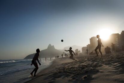 Jóvenes jugando al fútbol en una playa de Río. / EMMANUEL AGUIRRE