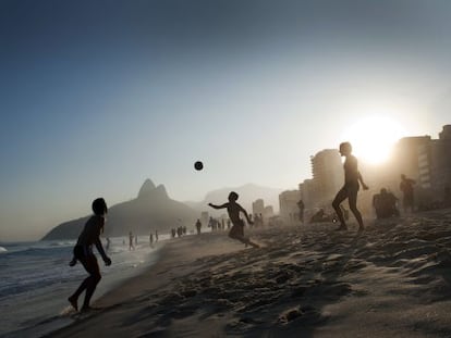 Jóvenes jugando al fútbol en una playa de Río. / EMMANUEL AGUIRRE