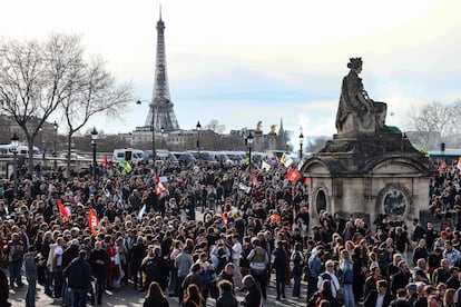 Manifestación en la plaza de la Concordia de París tras imponerse por decreto la reforma de las pensiones.