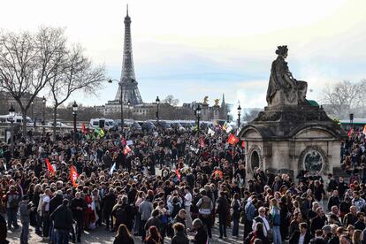 Manifestación en la plaza de la Concordia de París tras imponerse por decreto la reforma de las pensiones.