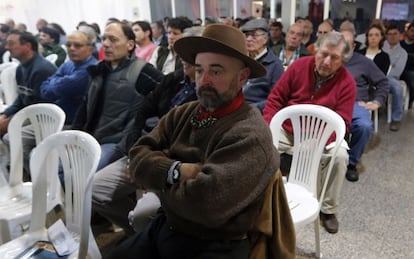 Un grupo de agricultores argentinos, que sufrieron p&eacute;rdidas por las tempestades en el pa&iacute;s, en una asamblea el 10 septiembre.