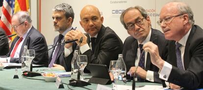 El presidente de la Cámara de Comercio de España, José Luis Bonet; el presidente de la Cámara de Comercio de EE UU en España, Jaime Malet;el secretario de Estado de Comercio en funciones, Jaime García-Legaz; el consejero ejecutivo de BBVA, José Manuel González Páramo, y el presidente del IEE, José Luis Feito.