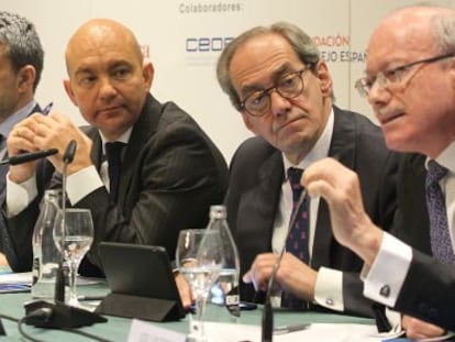 El presidente de la C&aacute;mara de Comercio de Espa&ntilde;a, Jos&eacute; Luis Bonet; el presidente de la C&aacute;mara de Comercio de EE UU en Espa&ntilde;a, Jaime Malet;el secretario de Estado de Comercio en funciones, Jaime Garc&iacute;a-Legaz; el consejero ejecutivo de BBVA, Jos&eacute; Manuel Gonz&aacute;lez P&aacute;ramo, y el presidente del IEE, Jos&eacute; Luis Feito. 