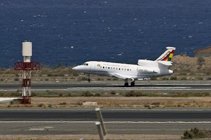 Evo Morales&#039; plane landing at Gran Canaria airport before refueling and continuing the Bolivian president&#039;s journey to La Paz.