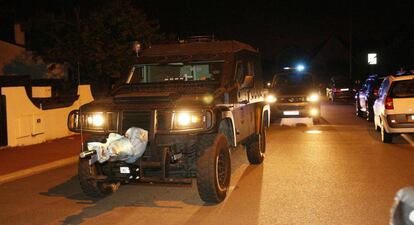 La policia francesa durant la seva intervenció en l'habitatge de l'agent atacat.