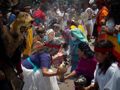 Danzantes participan en una ceremonia el 17 de mayo en el Zócalo de Ciudad de México.