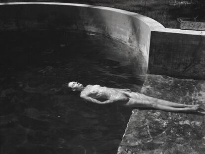 Fotografía de Edward Weston Desnudo flotando / Floating Nude, 1939, expuesta en 'Él, ella, ello. Diálogos entre Edward Weston y Harry Callahan'.