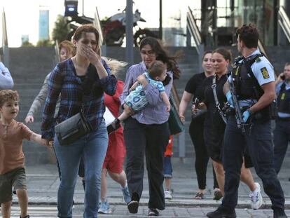 Personas saliendo del centro comercial de la capital danesa donde se ha producido un tiroteo. 